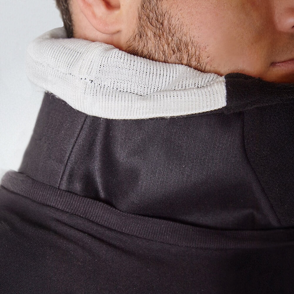NECK PROTECTION WITH PROTECTIVE LINING